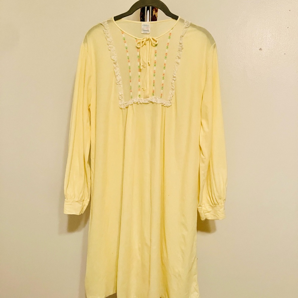 1960s Vintage Pale Yellow Gaymode Medium Nightgown with Floral detailing